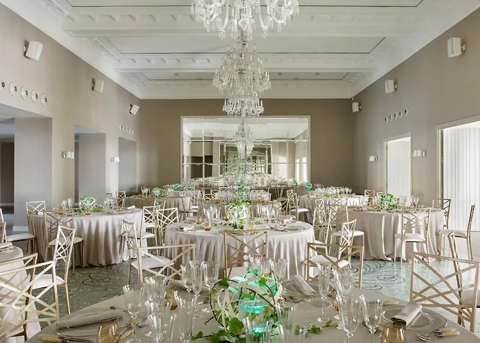 特乐玛me锡切斯酒店 5* 锡切斯